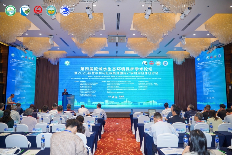 图片包含 人, 室内, 桌子, 人们描述已自动生成